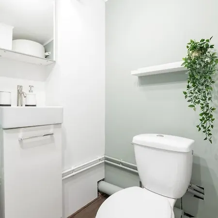 Apartment Old - Ideally Located ! *