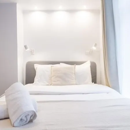 Old - Ideally Located ! Apartment